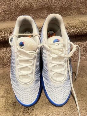 Beautiful size 9 Nike White & Blue Mesh 👟 Size 9 great style & comfort.
